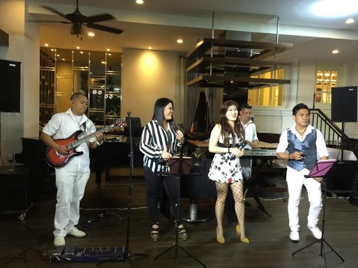 Groove Band - បណ្ដាចង្វាក់តូរតន្ត្រីហ្វីលីពីននៅទីក្រុងហូជីមិញ - ảnh 1